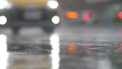 gotas de lluvia cayendo en las calles de taipei 01