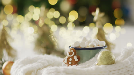 video de hombres de pan de jengibre y chocolate caliente sobre el árbol de navidad y las luces