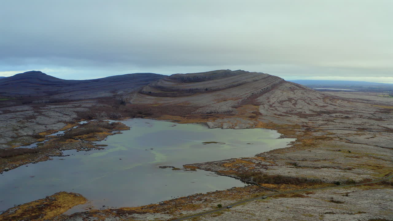 широкий воздушный снимок, демонстрирующий потрясающий зимний пейзаж муллагмора, графство клэр