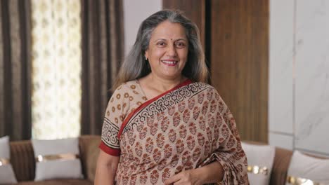 Feliz-Anciana-India-Sonriendo