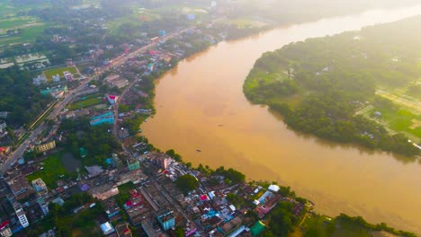 vista aérea de una pequeña inundación repentina en el río surma en una ciudad de asia llamada sylhet en el este de bangladesh