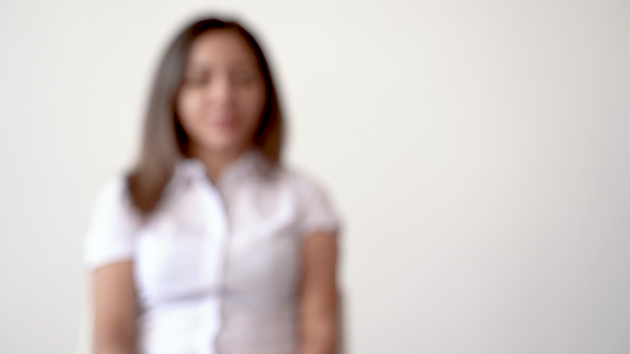 mujer asustada no quiere una inyección