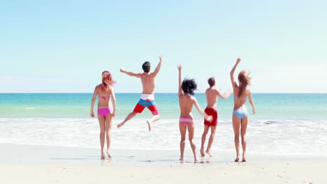 Amigos-Divirtiéndose-En-La-Playa