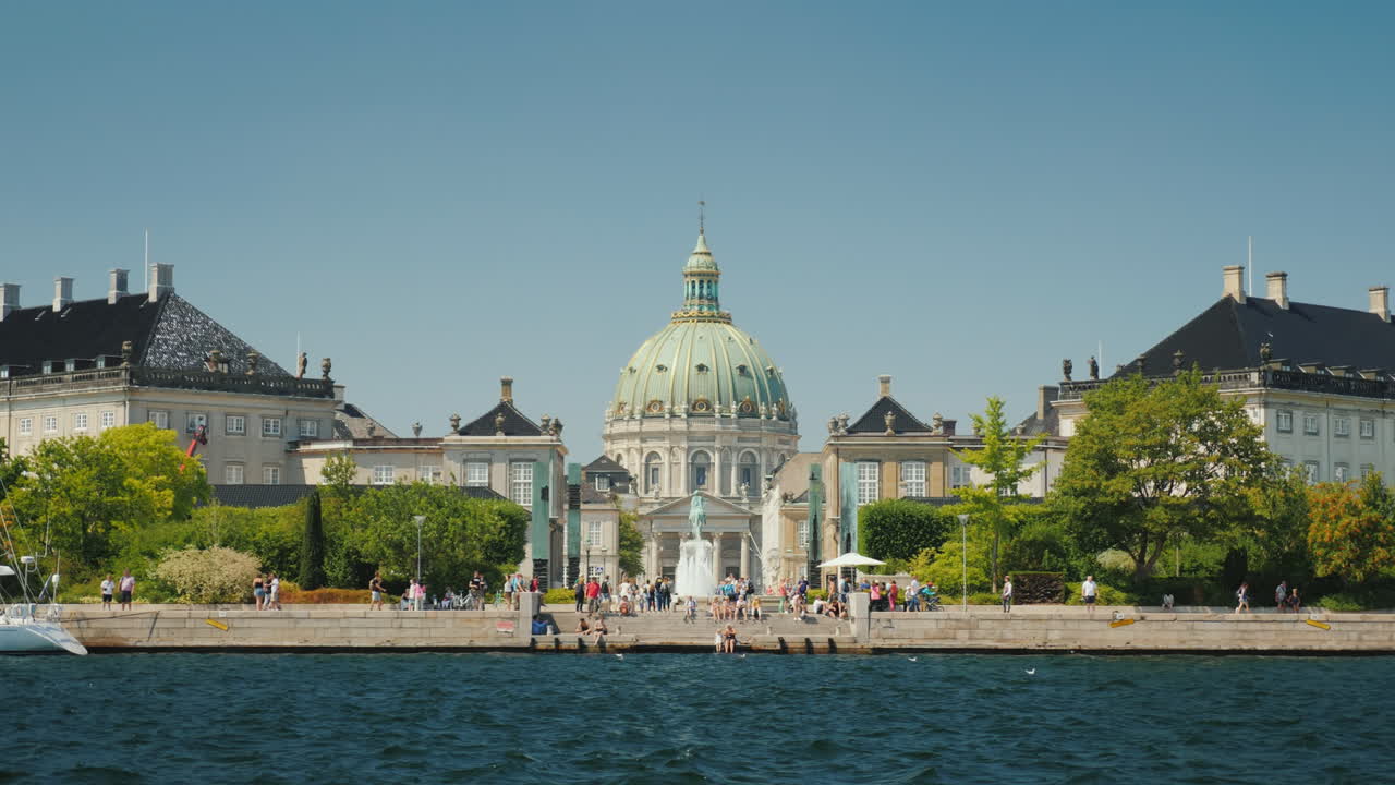 바다에서 대리석 교회라고도 알려진 프레데릭 교회까지의 전망은 인기 있는 아트라 중 하나입니다.