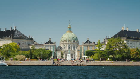 Der-Blick-Vom-Meer-Auf-Die-Frederik-Kirche,-Auch-Als-Marmorkirche-Bekannt,-Ist-Eine-Der-Beliebtesten-Attraktionen