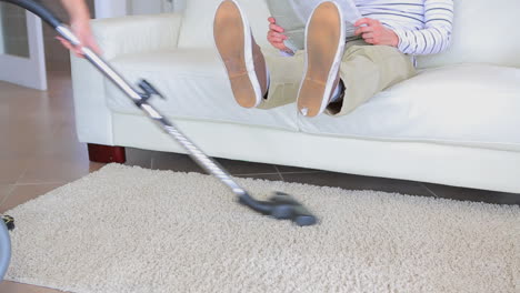 hombre levantando los pies mientras la mujer flota