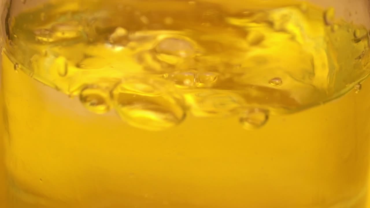 병에 물이 아지는 느린 영상