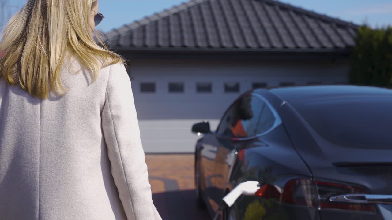 блондинка, молодая женщина на открытом воздухе.