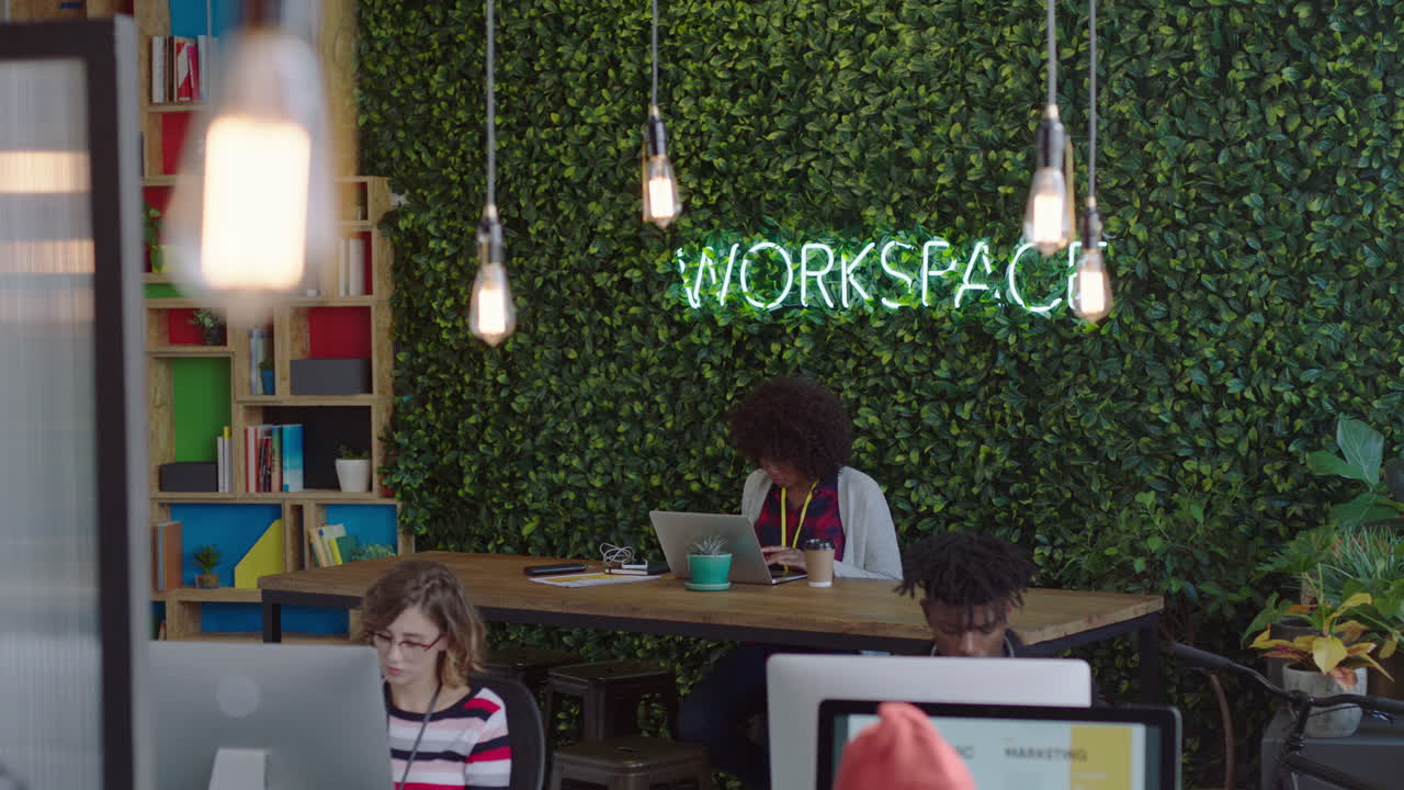 젊은 아프리카계 미국인 사업가 여성 학생이 현대적인 사무실에서 노트북 컴퓨터를 사용하여 프로젝트를 진행하고 온라인으로 아이디어를 공유합니다.