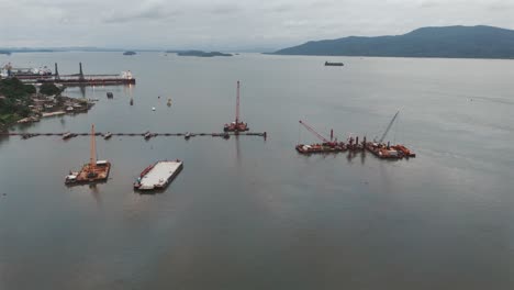 Vista-Aérea-De-Grúas-Y-Plataformas-Flotantes-Del-Puerto-De-São-Francisco-Do-Sul,-Brasil.