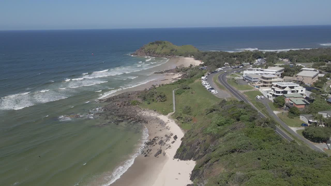 suaves olas golpeando la costa de cabarita cerca de la pacífica campiña del noreste de nueva gales del sur en australia