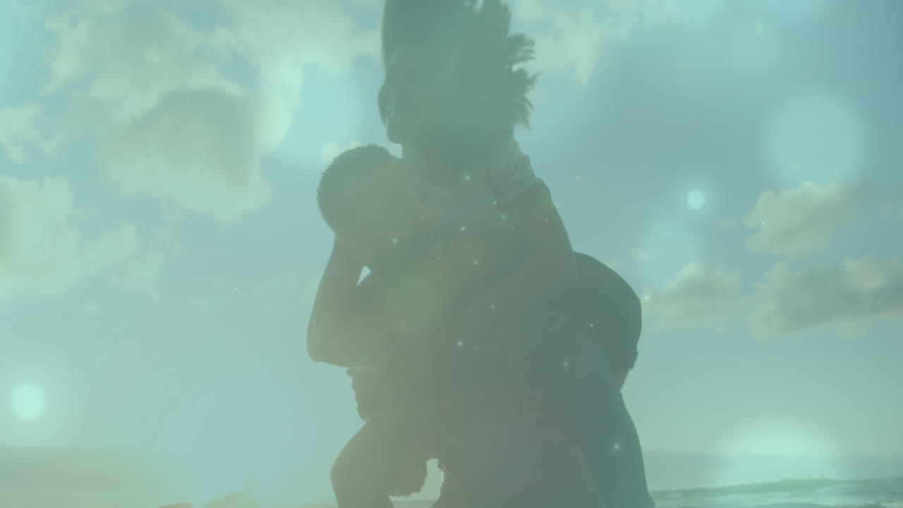 두 인종의 남자가 아내에게 해변에서 돼지 등을 타고 다니는 것을 반대하는 빛의 반점의 애니메이션