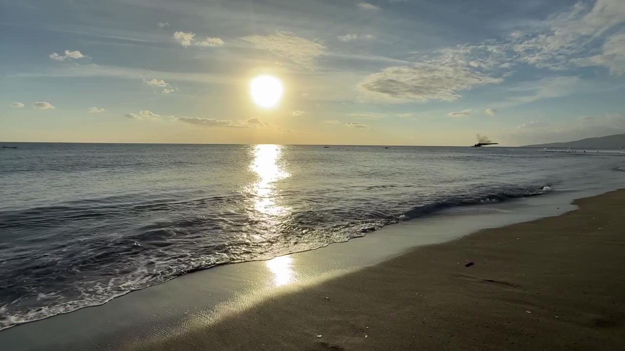 Cena de Praia Tranquila com Sol Dourado Refletindo na Água.
