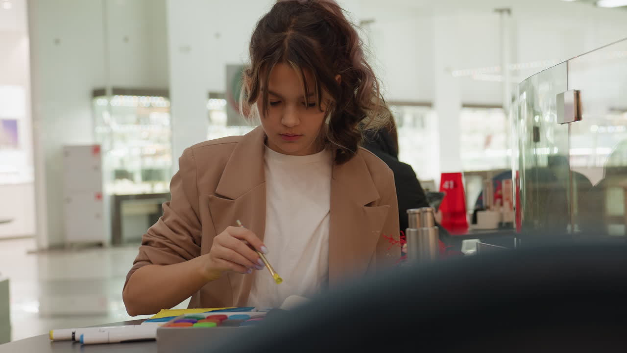 Mujer organizando stickers; mujer serena que coloca stickers llamativos en un espacio comercial; mujer paciente que pone notas de colores y stickers en un diseño sistemático en un centro comercial.
