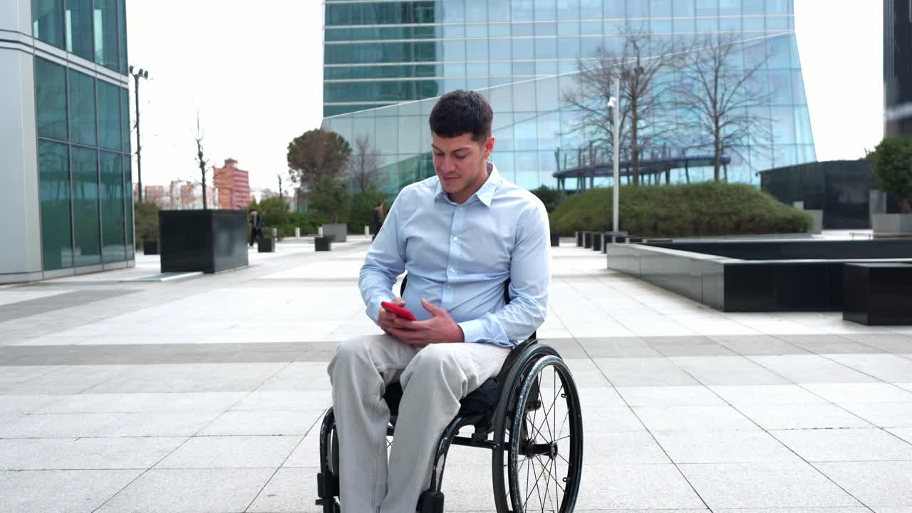 Jovem em Cadeira de Rodas Falando ao Telefone em Distrito Comercial Urbano