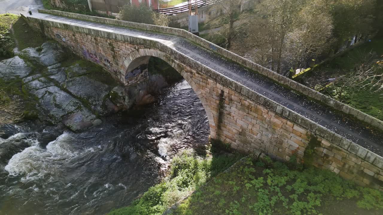 드론이 삼각형 다리 위로 내려오고 있다.