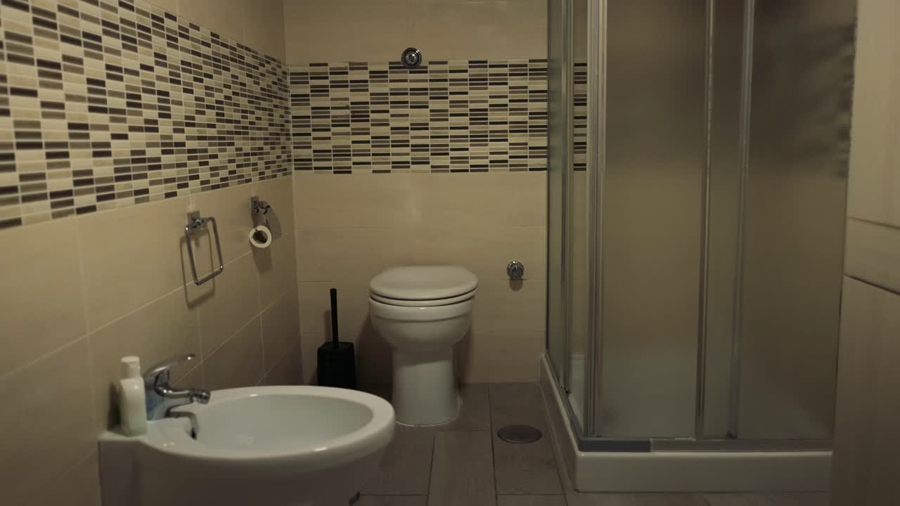 샤워실과 화장실이 있는 작은 욕실