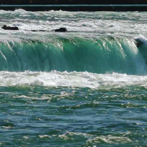 La-Famosa-Cascada-De-Las-Cataratas-Del-Niágara-Un-Lugar-Popular-Entre-Los-Turistas-De-Todo-El-Mundo-6