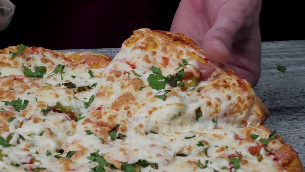 녹은 치즈와 함께 맛있는 피자 조각