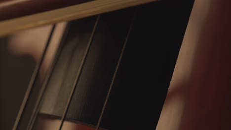 primer plano macro de violonchelo, arco de violonchelo, violonchelo tocando y cuerdas pulsantes, video musical