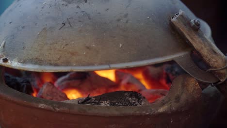 proceso de elaboración de alimentos tradicionales &quot;kerak telor&quot;, el proceso de cocción en una estufa de carbón