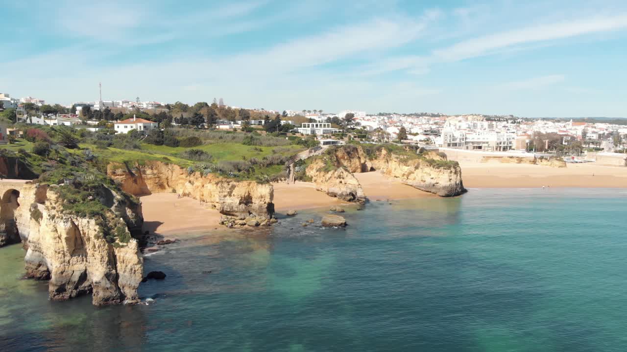 Blick vom Estudante Strand zum Farol de Lagos Molhe Este und zur Altstadt von Lagos, in der Algarve, Portugal – Luftbild-Panoramaansicht