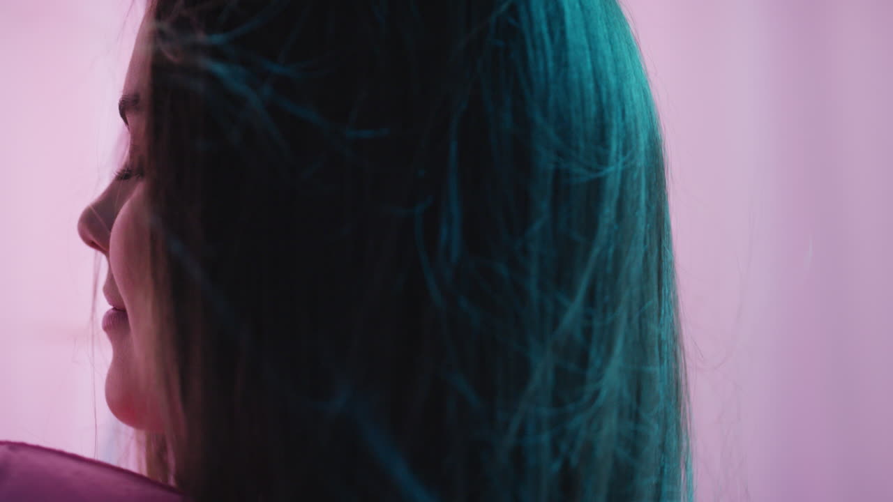 fantasía multicolor mujer joven atractiva bailando entre cortinas elegante sensual mujer disfrutando de la belleza juguetona bailando en un fondo colorido