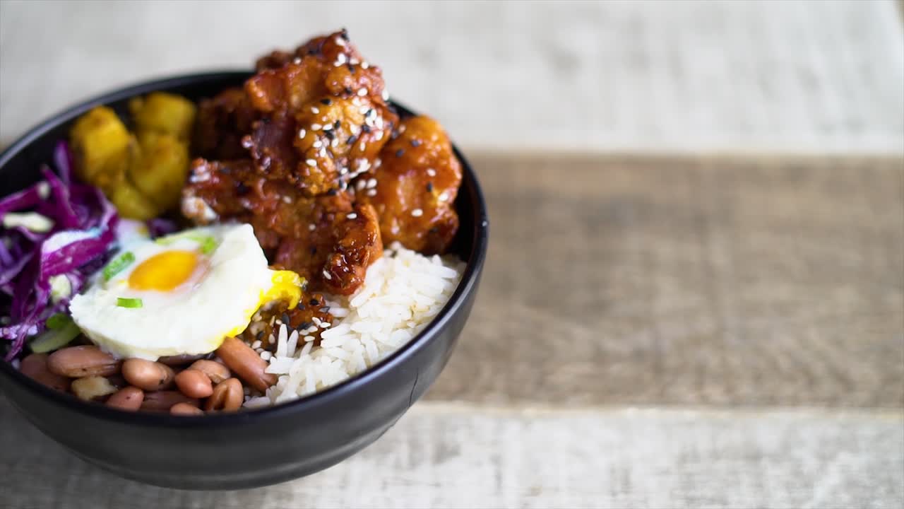 cuenco de comida con tortillas, maíz, carne, chiledulce, frijoles, tomate, huevo, repollo, cebolla