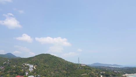 Langsame-Filmische-Neigung-Nach-Unten-Vom-Bewölkten-Himmel-Zum-Strand-Auf-Einer-Tropischen-Insel