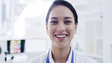 retrato de un feliz médico o científico con una sonrisa