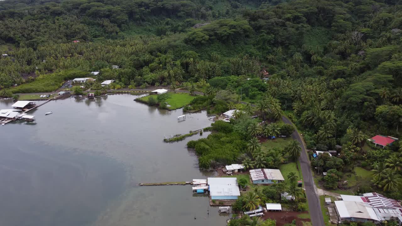 el estrecho camino costero sigue la poco profunda bahía de los mares del sur, una exuberante isla tropical.