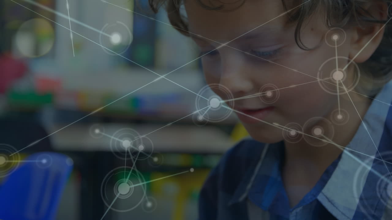 태블릿을 사용하는 백인 소년에 대한 연결 네트워크의 애니메이션