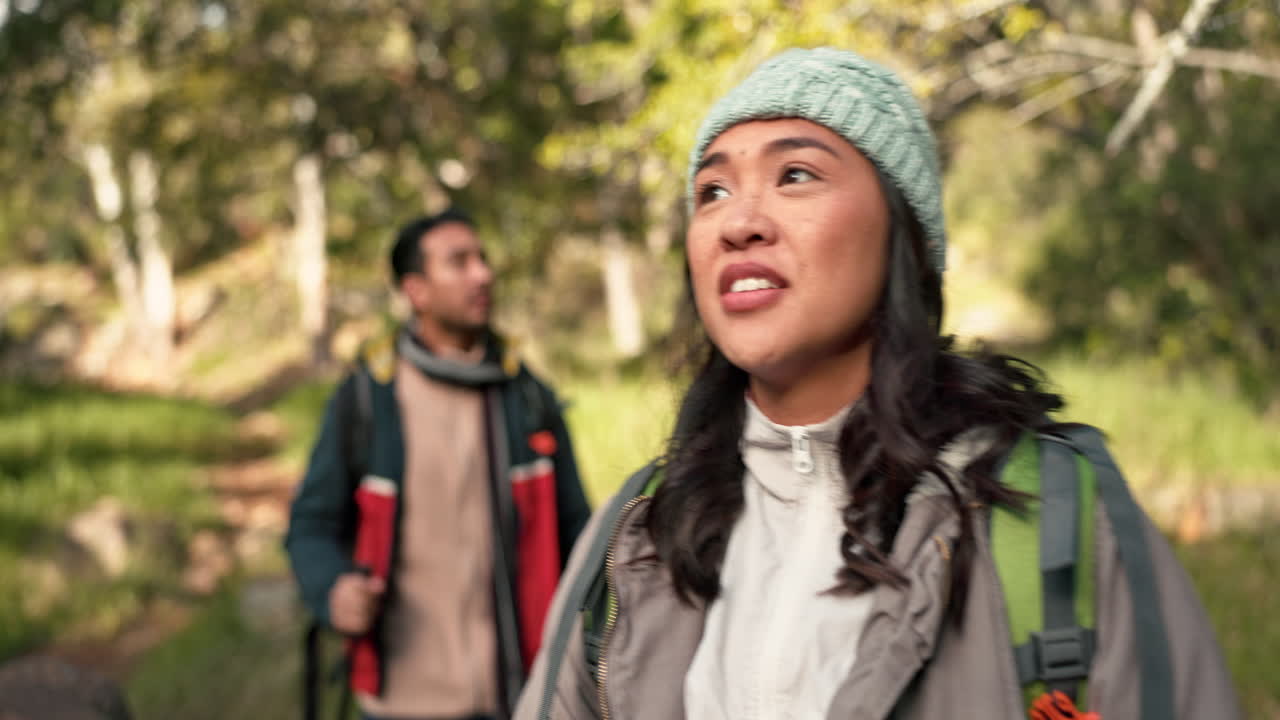 fitness, senderismo y feliz con pareja en el bosque