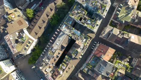 Vista-Aérea-De-Pájaros-Volando-Sobre-La-Iglesia-Predigerkirche-En-El-Famoso-Casco-Antiguo-De-Zurich