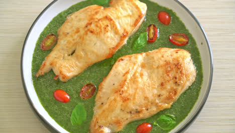 filete de pollo a la parrilla con salsa pesto y tomates