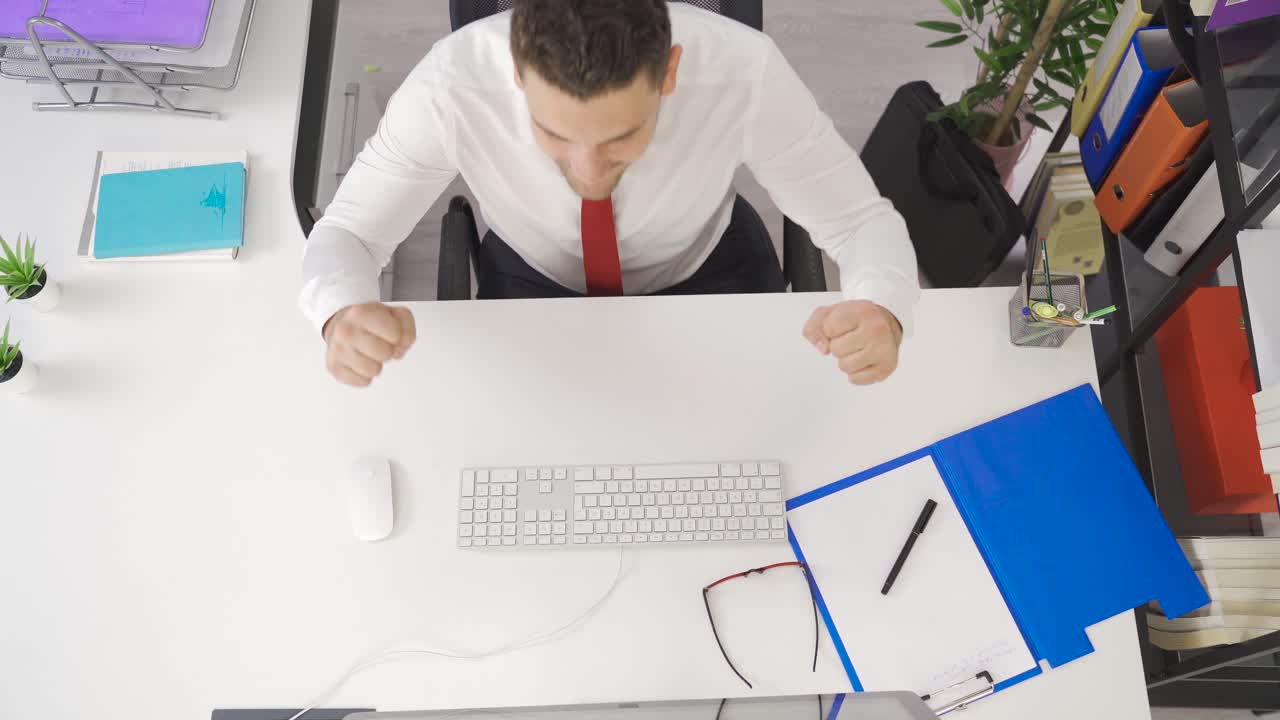 el hombre de negocios recibe buenas noticias y se alegra. el hombre de negocios gana, triunfa.