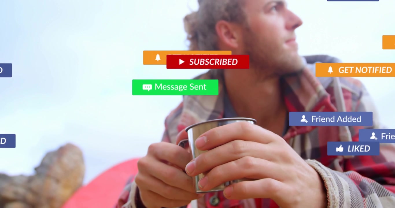Jovem acampando ao ar livre com sobreposições de notificações de redes sociais