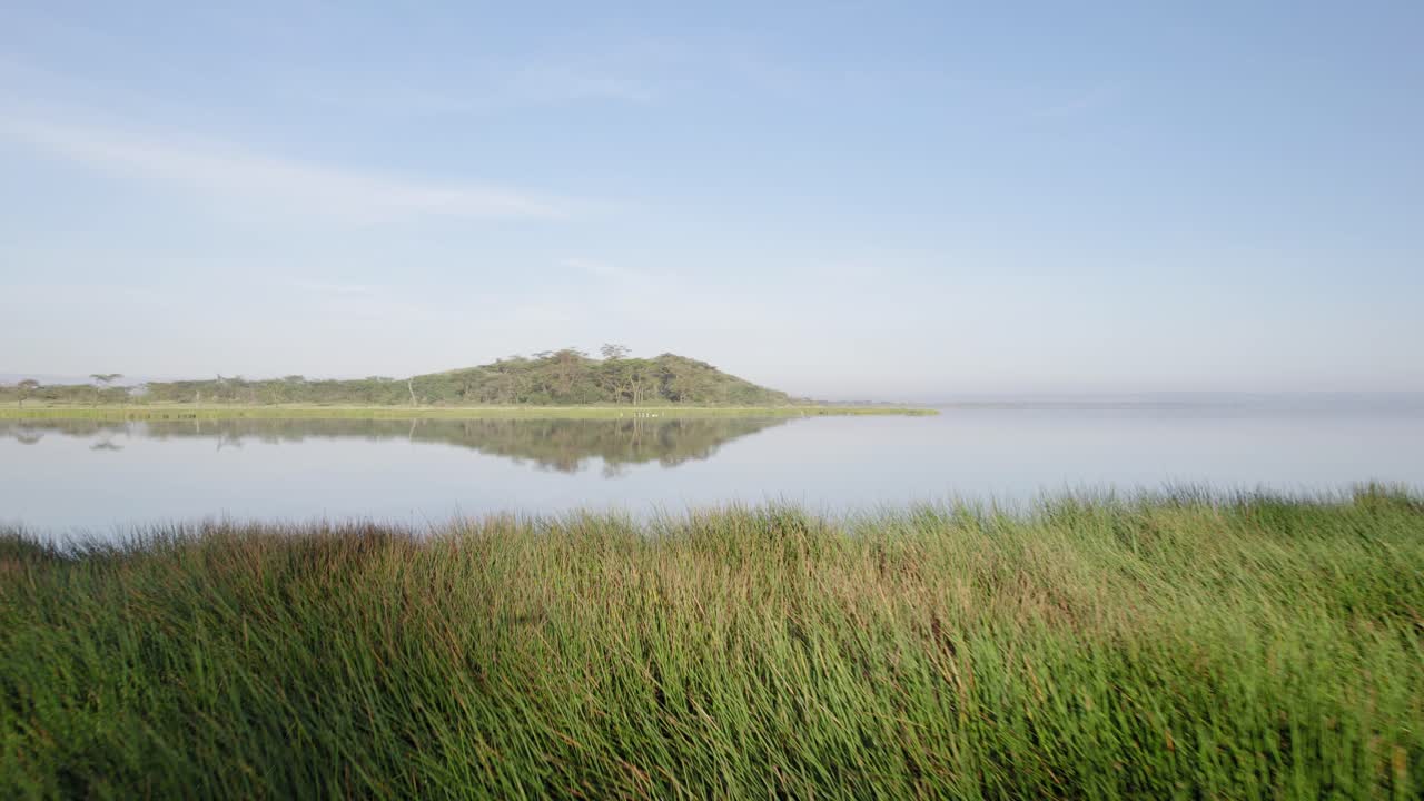엘레멘타이타 호수 해안선의 낮은 각도 드론 촬영