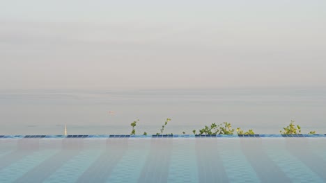 Malerischer-Hotelpool-Auf-Dem-Dach-Bei-Sonnenaufgang-Mit-Blick-Auf-Den-Ozean