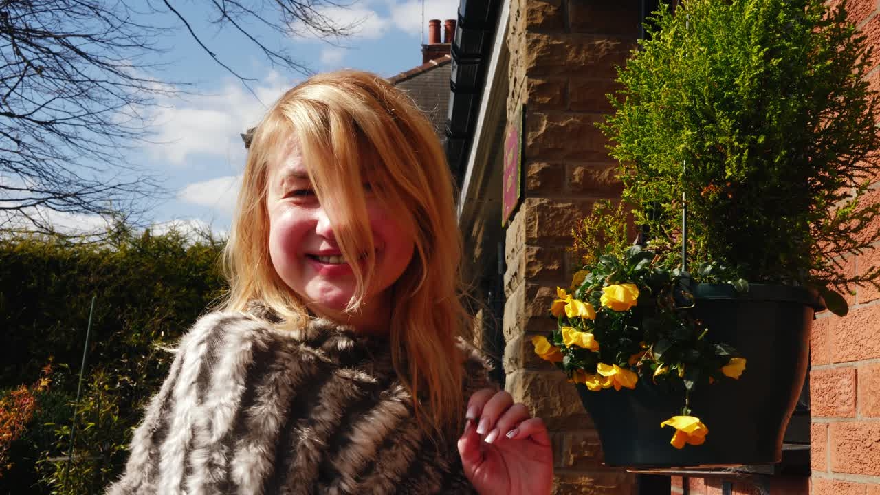 정원에서 꽃 바구니를 즐기는 매력적인 여성 4k 초상화 느린 동작 초상화