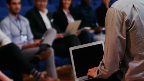 ejecutivos de negocios que participan en una reunión de negocios