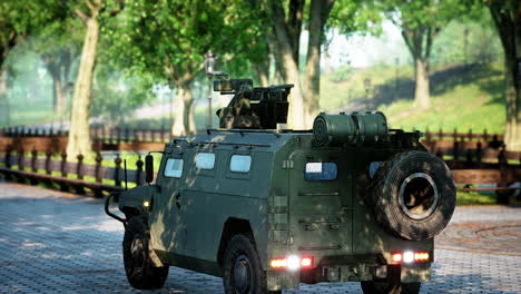 coche militar blindado en la gran ciudad