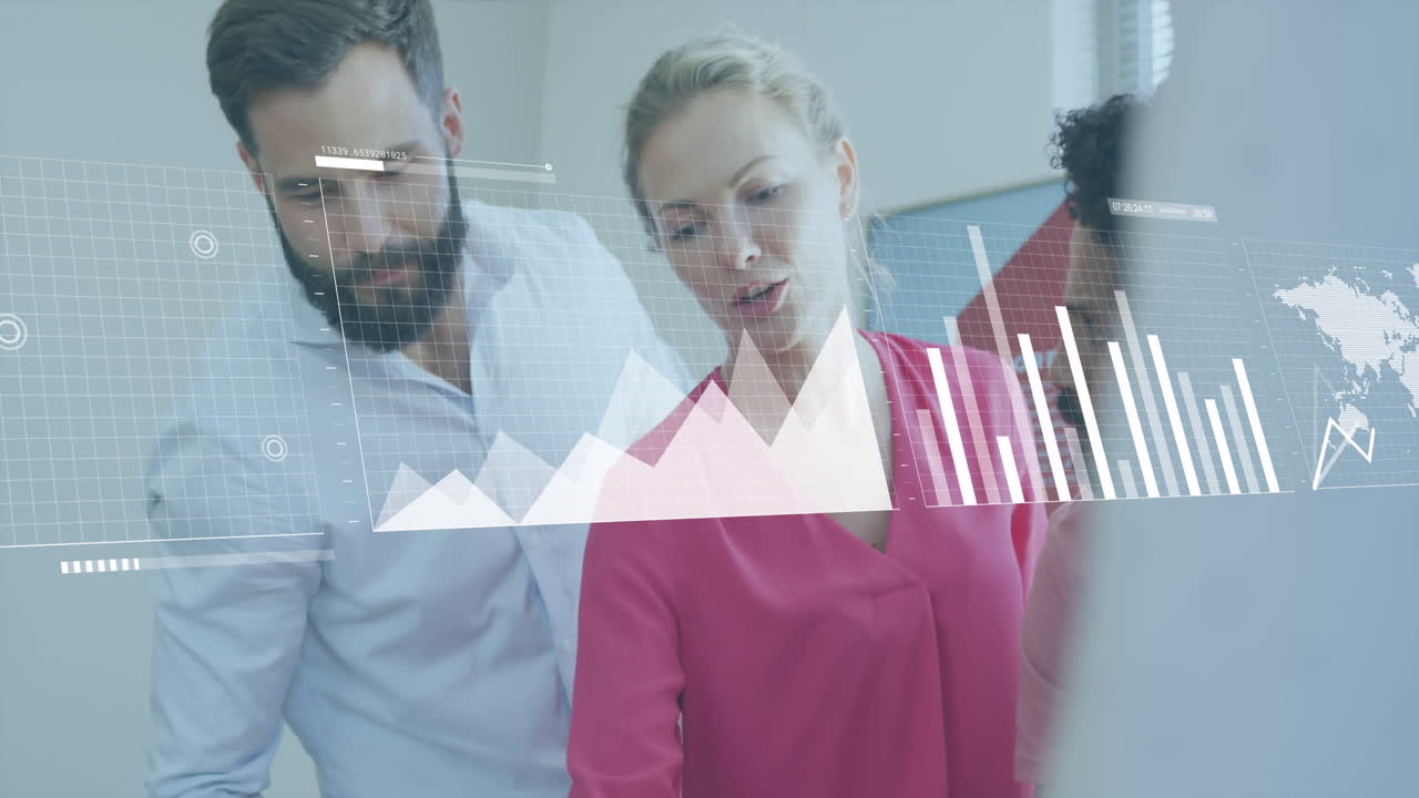 animación del procesamiento de datos estadísticos frente a diversos colegas que discuten en la oficina.