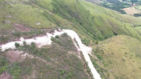 Vehículos-Todoterreno-4x4-En-Senderos-De-Terreno-Accidentado-En-El-Parque-Nacional-Serra-Da-Canastra-En-Evento-Terrestre,-Minas-Gerais,-Brasil