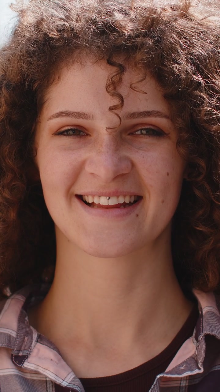 Mulher jovem feliz sorrindo olhando para longe sonhando descansando boas notícias sentir-se satisfeito na rua da cidade