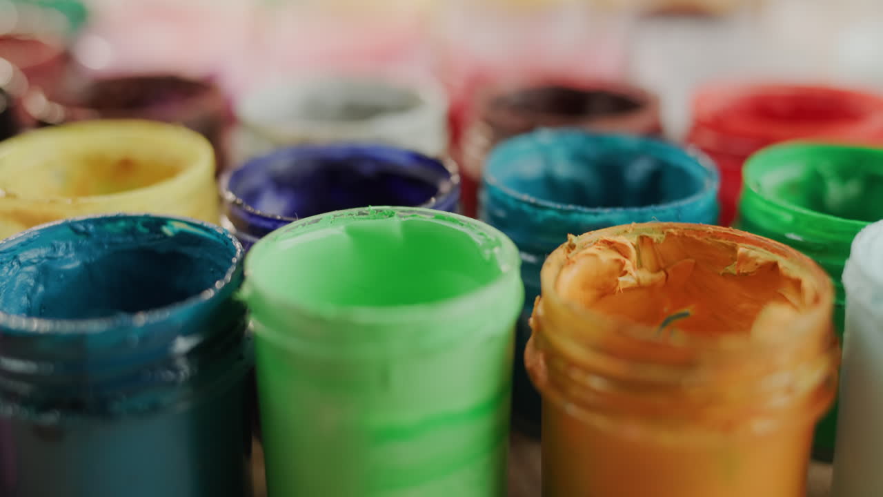 페인트 1이 있는 열린 항아리