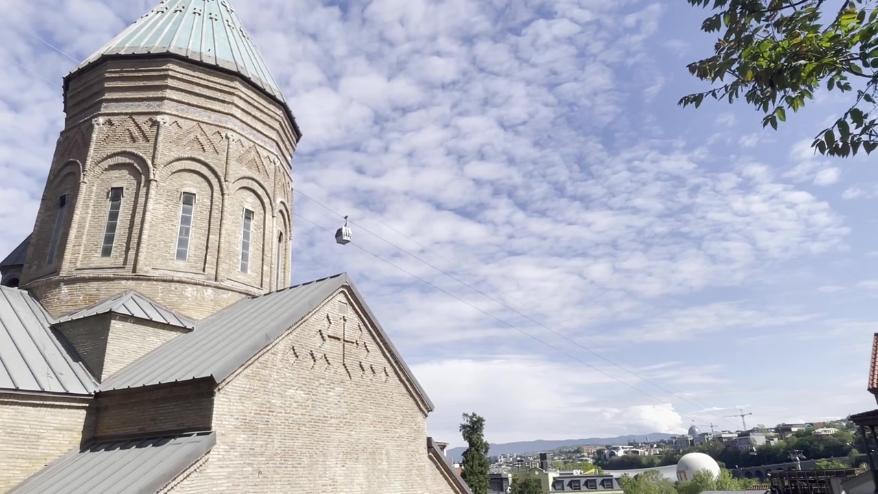 Inquadratura dal basso della storica Chiesa di San Giorgio e funivia sulla vecchia città di Tbilisi, Georgia