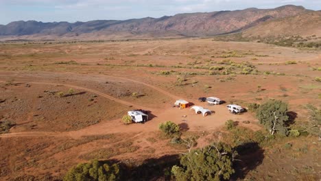 Disparo-De-Un-Dron-Sobre-Un-Campamento-En-El-Interior-De-Australia-Meridional,-Con-Las-Montañas-Flinders-Al-Fondo