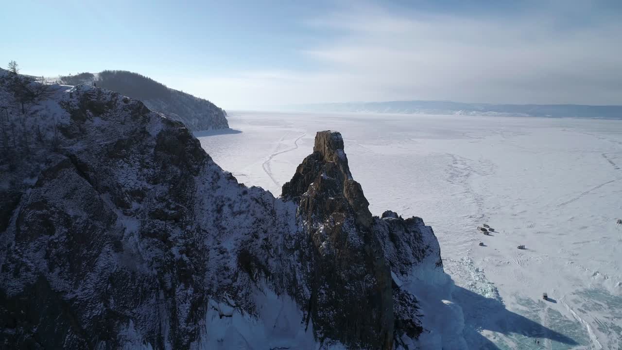 올콘 섬의 케이프 호보이 (cape khoboy) 의 공중 도 촬영. 얼어붙은 베이칼 호수 (lake baikal) 의 높은 바위, 주변에 많은 사람과 자동차. 인기 있는 관광지. 겨울 풍경.