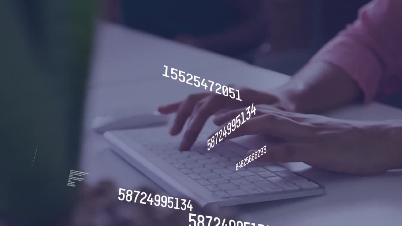 animación de múltiples números cambiantes contra la sección media de la mujer escribiendo en el teclado